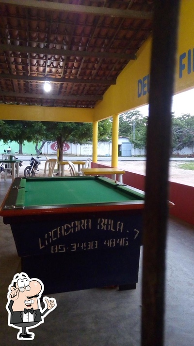 Sente em uma das mesas no Bar Nova Lagoa