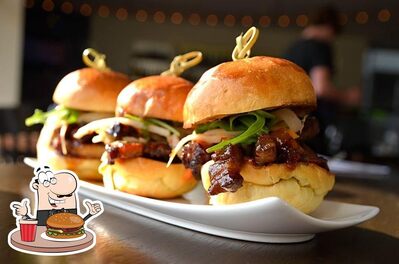 Prenez un hamburger à L'Aqui