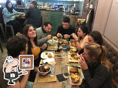 Gli interni di The Barrel Bar & Grill