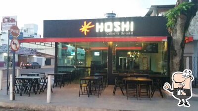 Sente em uma das mesas no Hoshi Hoshi