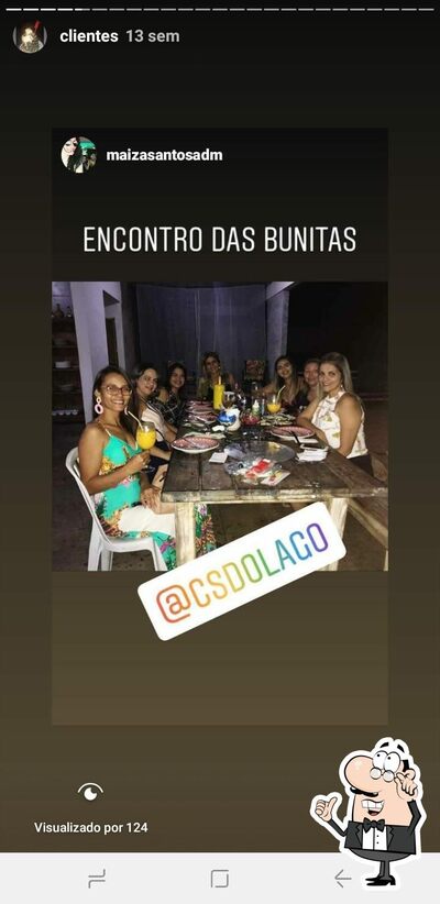 Sente em uma das mesas no Casa do lago