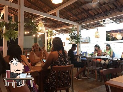 Sente em uma das mesas no El Bodegon