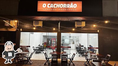 Sente em uma das mesas no O Cachorrão STI