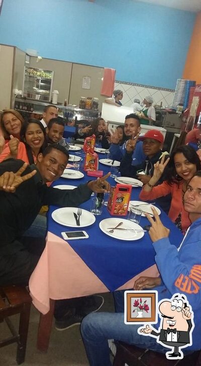 Sente em uma das mesas no Dilson pizzaria