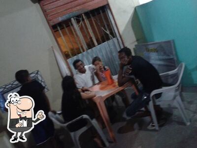 Sente em uma das mesas no BAR SÓ LATINHA