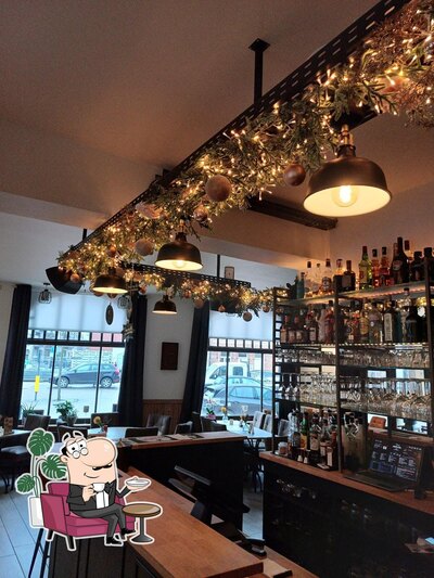 Installez-vous à l'une des tables de BarTender