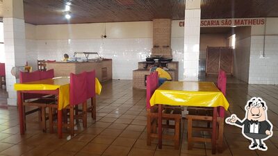 Sente em uma das mesas no Restaurante e conveniência São Matheus