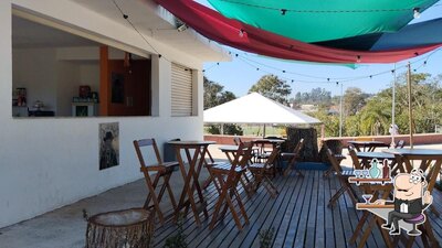 Sente em uma das mesas no Carlito do MAOC - Café e Boutique