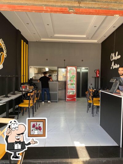 Installez-vous à l'une des tables de Chicken Amira