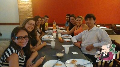 Sente em uma das mesas no Planos & Papos Restaurante e Pizzaria