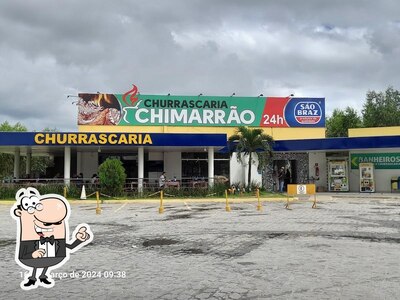 Sente em uma das mesas no CHURRASCARIA CHIMARRÃO- MATARACA