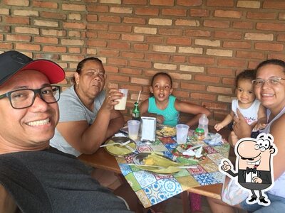 Sente em uma das mesas no Emporio Delícias do Milho