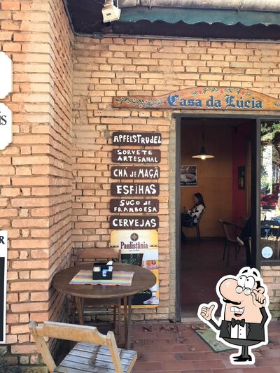 Sente em uma das mesas no Maça Crocante