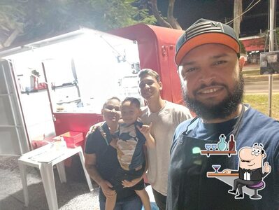 Sente em uma das mesas no Tio Max Lanches
