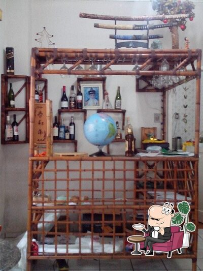 Sente em uma das mesas no Shangay Food