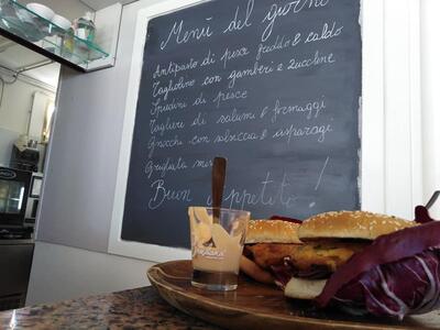 Al Brigantino offre il menu scritto su una lavagna