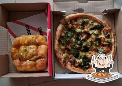 Order pizza at Hundo Pizza