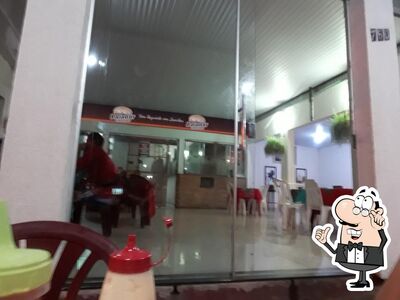 Sente em uma das mesas no Paladar Lanches