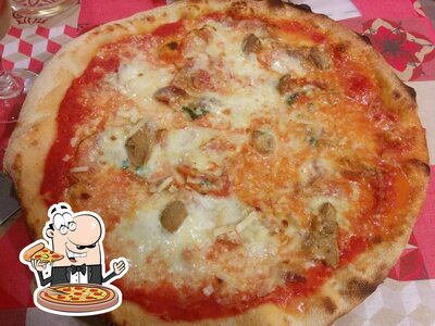 Ordina una pizza al pub & bar Gran Caffe Bologna S R L