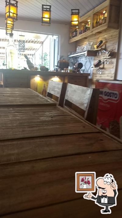Sente em uma das mesas no GG Restaurante