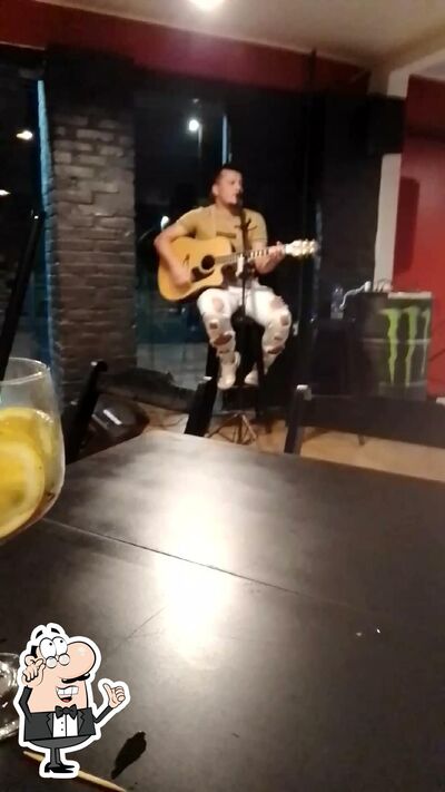 Sente em uma das mesas no Lake House Pub