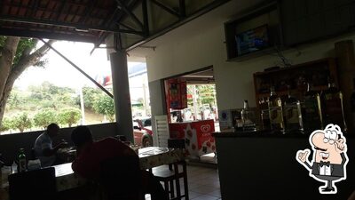 Sente em uma das mesas no WT Restaurante