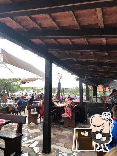 Puoi goderti l'aria fresca da seduto all'esterno di Restoran Novi Kamik