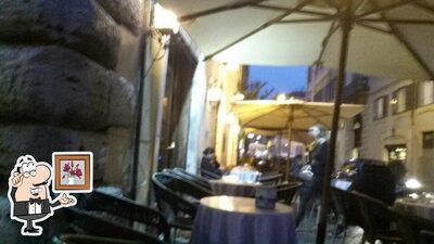 Dai un'occhiata agli interni di Caffè Farnese