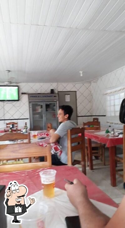 Sente em uma das mesas no Tia Rê Pizzaria e Lanchonete