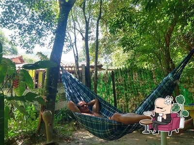 Sente em uma das mesas no O Rei da Galinha Caipira