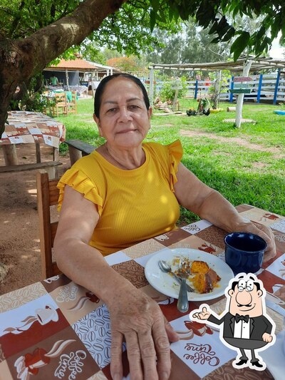 Sente em uma das mesas no Café da Roça - Vô Tonho