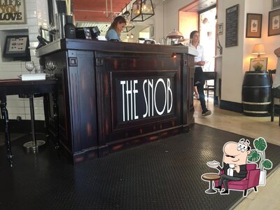 Installez-vous à l'une des tables de The Snob