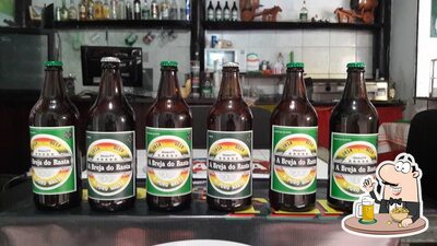 Desfute uma tulipa de cerveja leve ou escura