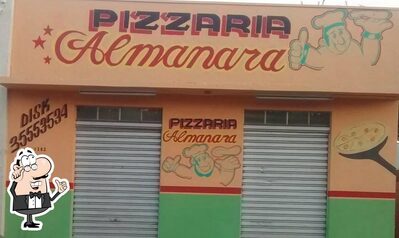 Sente em uma das mesas no Pizzaria Almanara