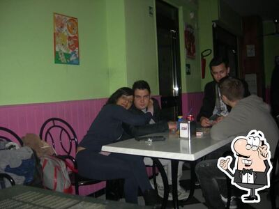 Dai un'occhiata agli interni di Grease Bar