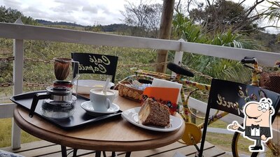 Sente em uma das mesas no Café Capril