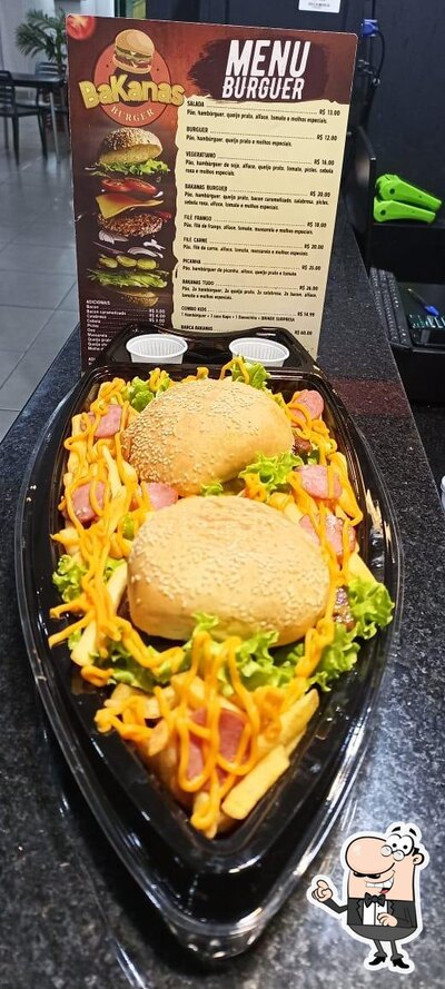 Sente em uma das mesas no BAKANAS BURGER
