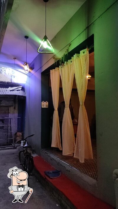 Check out how Apna Cafe looks outside