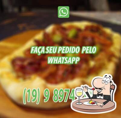 Comida em Pizzaria Avenida