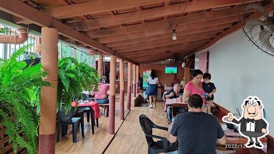 Sente em uma das mesas no Restaurante Sabor de Goiás