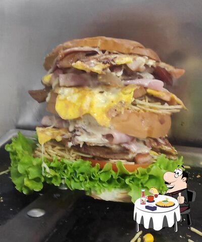 Deguste um dos hambúrgueres servidos no Sandubom