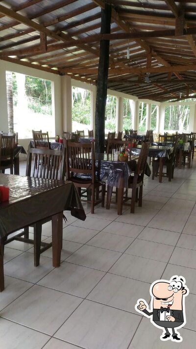 Sente em uma das mesas no Espaço Gourmet Restaurante e Eventos