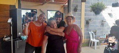 Sente em uma das mesas no Empório Invernada