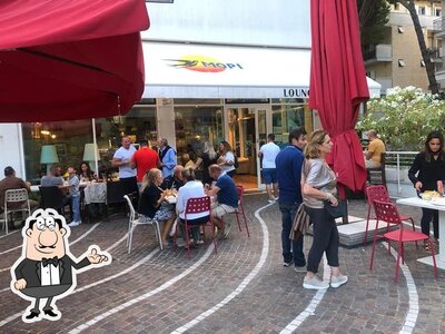 Dai un'occhiata agli interni di MOPI Bar