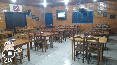 Sente em uma das mesas no Bob Lanches
