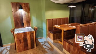 Sente em uma das mesas no Texas Steak House