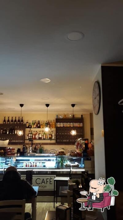 Dai un'occhiata agli interni di Evoè Cafè