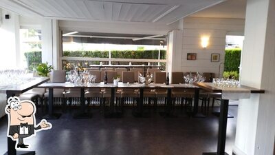 Installez-vous à l'une des tables de la Douce Folie