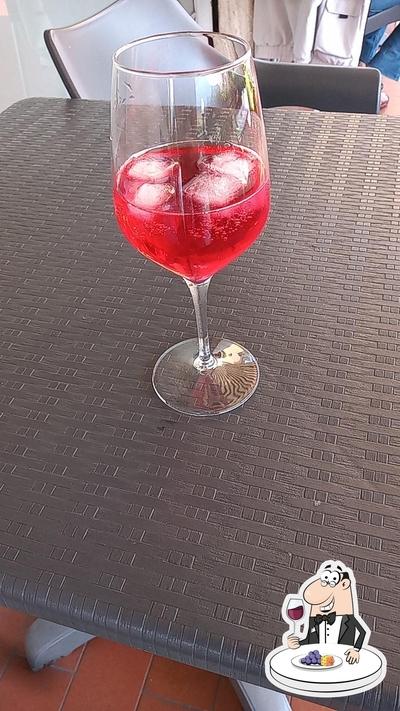 È gradevole godersi un bicchiere di vino al pub & bar DREAMS CAFè
