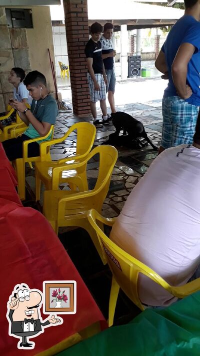 Sente em uma das mesas no RICO’S PESQUE PAGUE